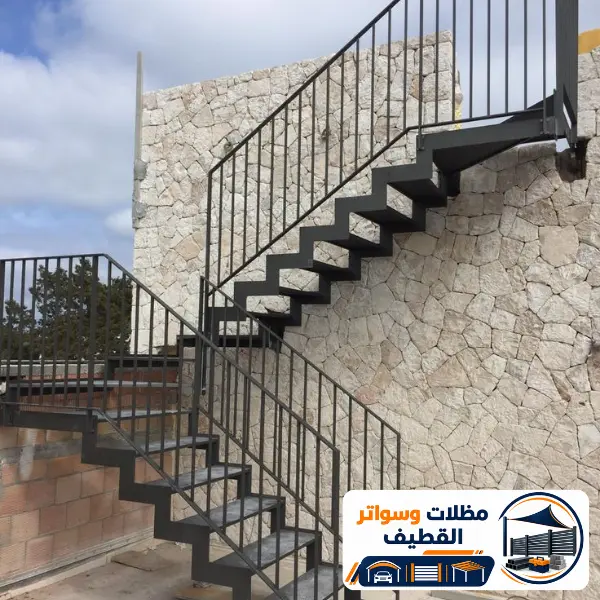 تركيب درج حديد داخلي مودرن مع درابزين أنيق في فيلا بالدمام